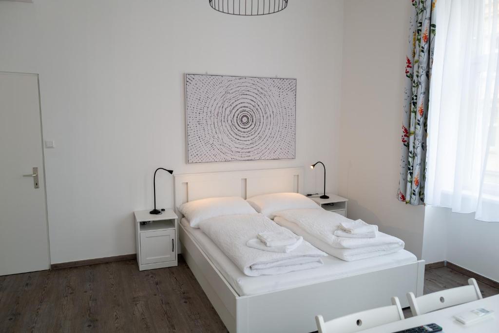 - une chambre blanche avec un lit et deux lampes dans l'établissement Vienna4you 14 you are welcome, à Vienne