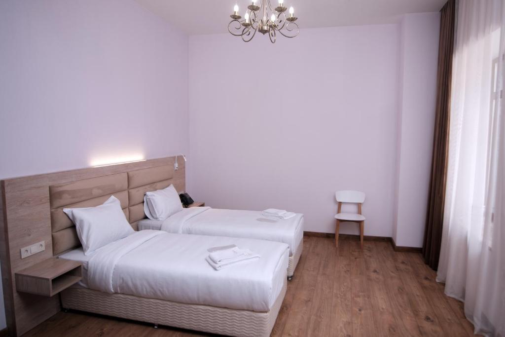 Postel nebo postele na pokoji v ubytování KUMA Hotel Gyumri
