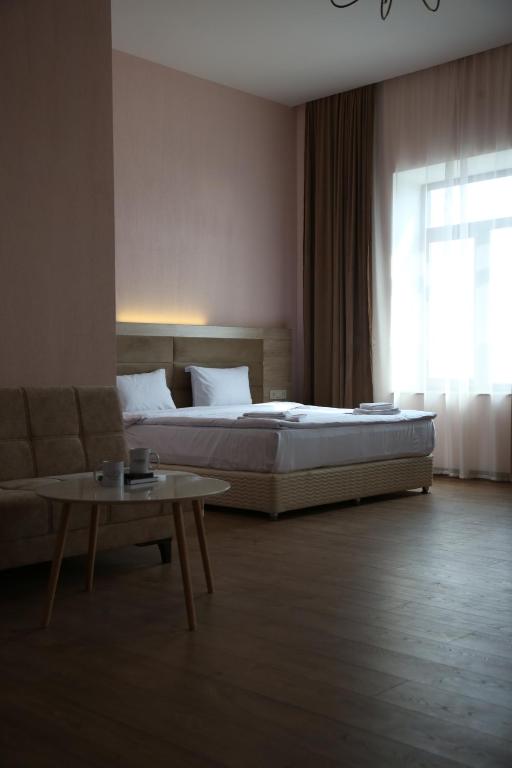 Postel nebo postele na pokoji v ubytování KUMA Hotel Gyumri