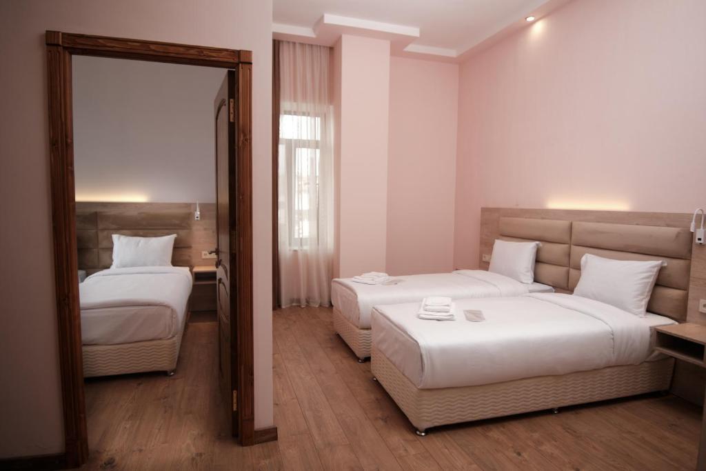 Postel nebo postele na pokoji v ubytování KUMA Hotel Gyumri