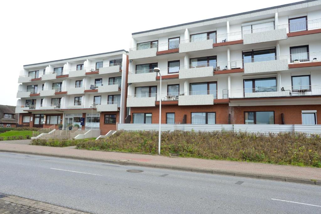 un edificio de apartamentos al lado de una calle en Norderhoog-Wohnung-Stadtblick-Nr-52, en Westerland