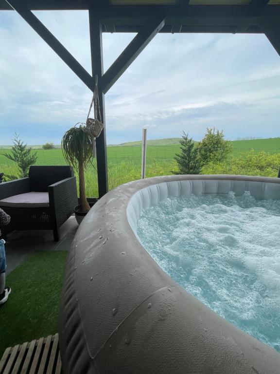 eine Whirlpool-Badewanne mit Blick auf ein Feld in der Unterkunft NatureZone in Eger