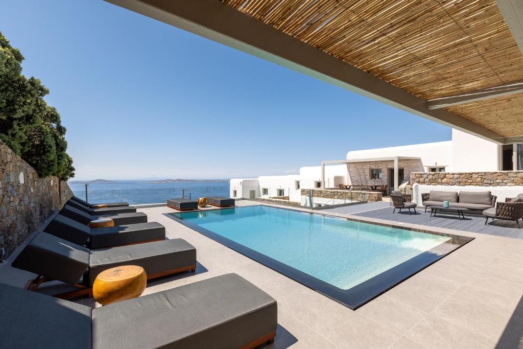 una piscina al aire libre con vistas al océano en Villa Cataleya 2 PRIVATE POOL, en Fanari