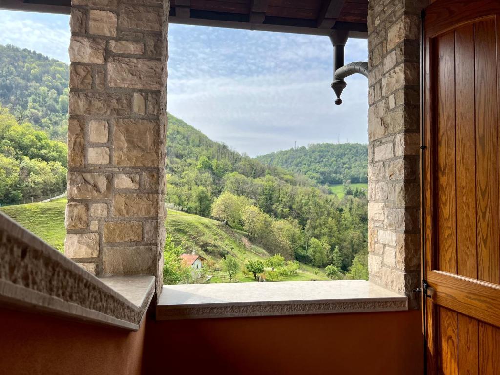 a window in a building with a view of a mountain at Holiday Homes in Viadanica Colognola