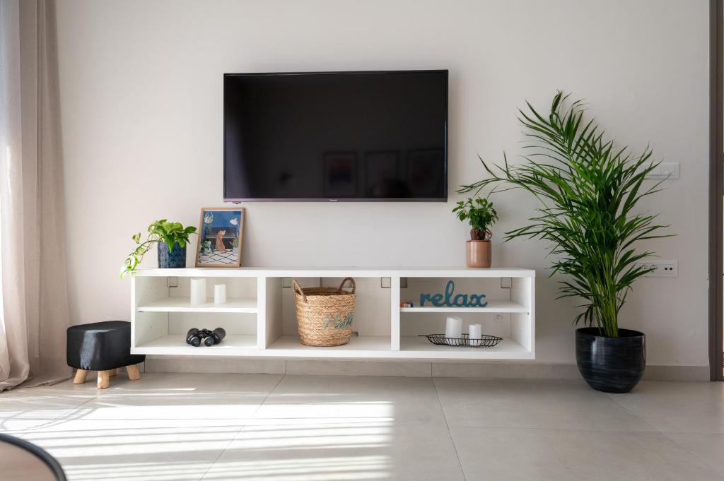 TV a/nebo společenská místnost v ubytování Blue Cove Infinity