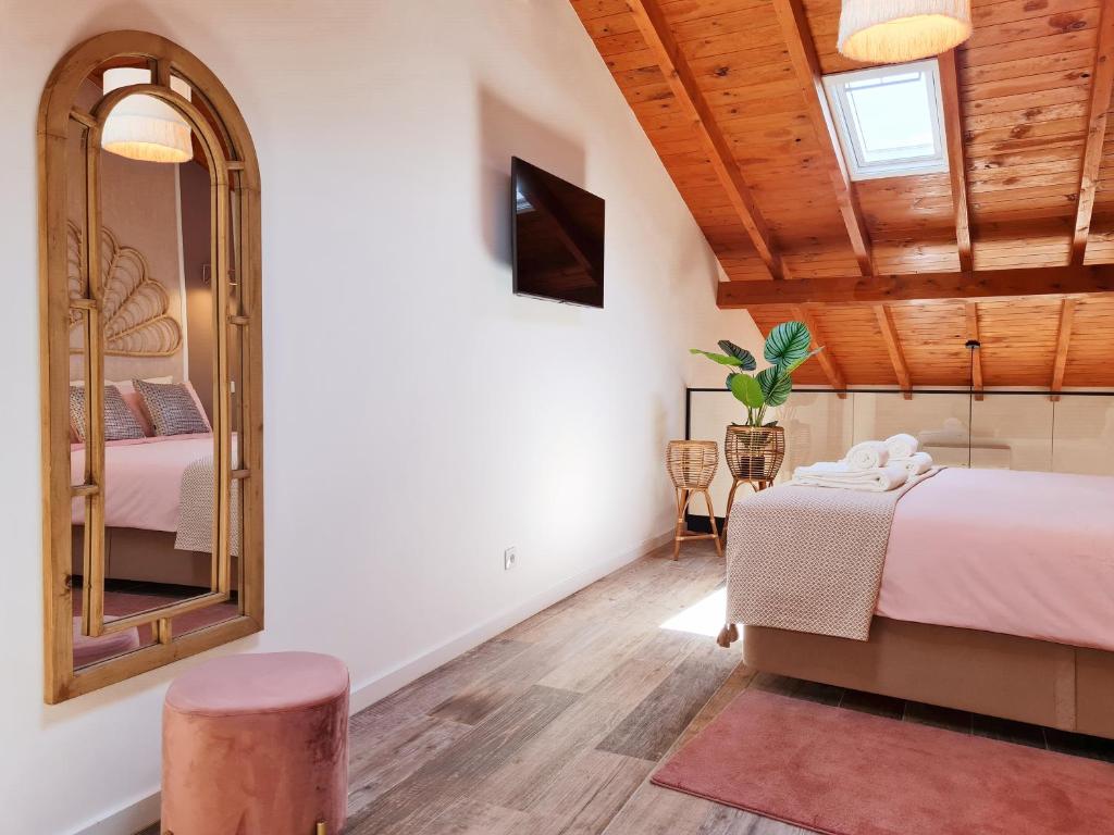 a bedroom with a bed and a mirror at CASA OFICINA - Praia & Centro (300m) - WiFi - AC in Carvoeiro