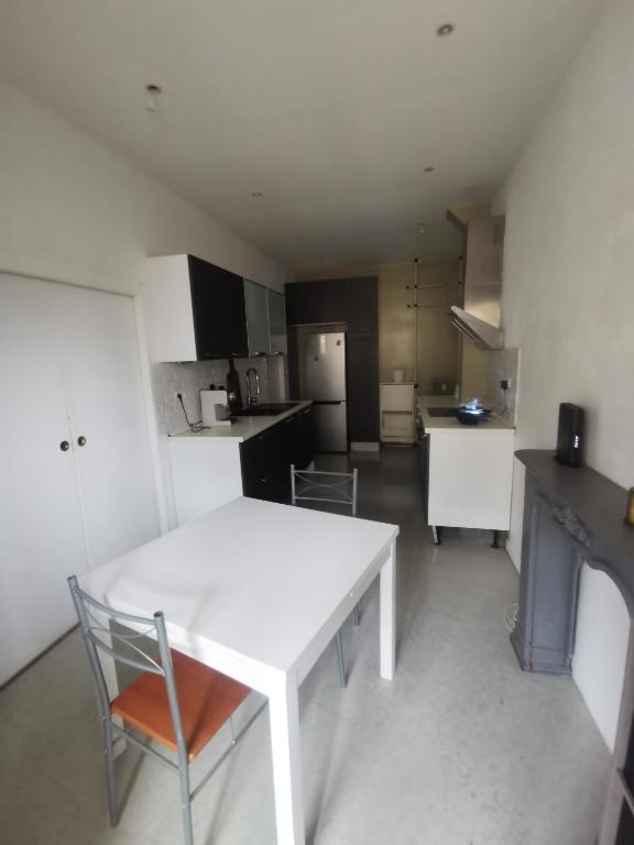 une cuisine avec une table blanche et des chaises dans l'établissement Appartement cosy centre de Nice, à Nice