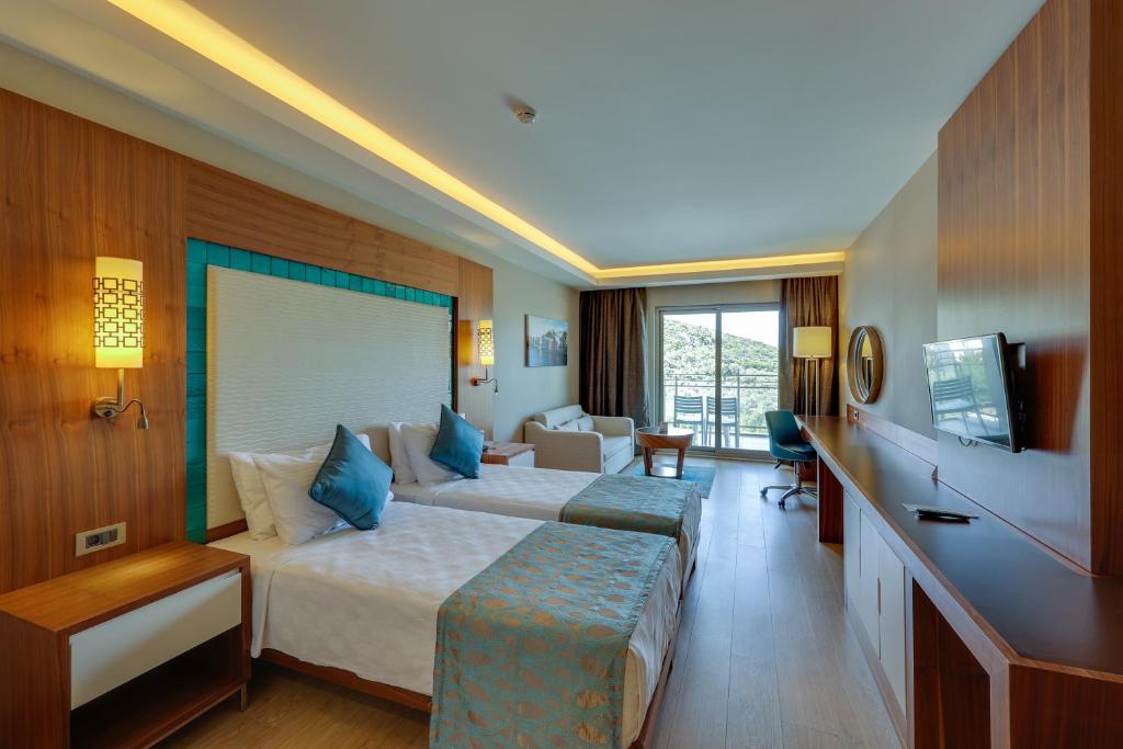 Ramada Hotel & Suites by Wyndham Kusadasi - 