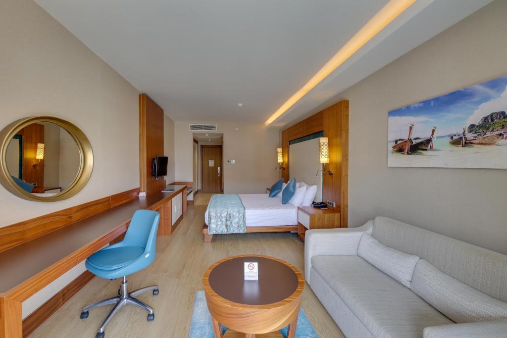 Ramada Hotel & Suites by Wyndham Kusadasi - 