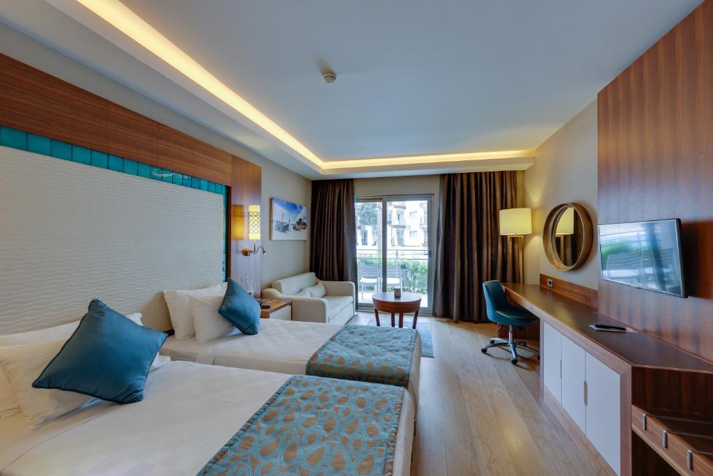 Ramada Hotel & Suites by Wyndham Kusadasi - 