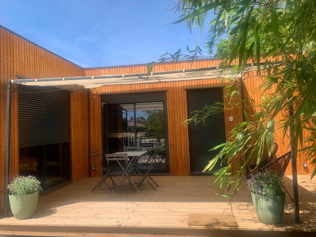 a patio with chairs and a table on a building at Chalet 1 contemporain dans son écrin de verdure in Montauban