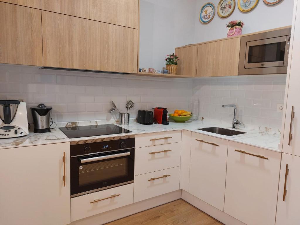 Kuchyň nebo kuchyňský kout v ubytování Habitación en apartamento con zonas comunes compartida H1