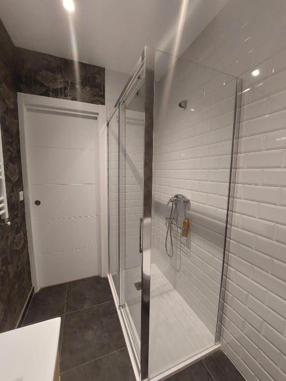 Koupelna v ubytování Habitación en apartamento con zonas comunes compartida H1