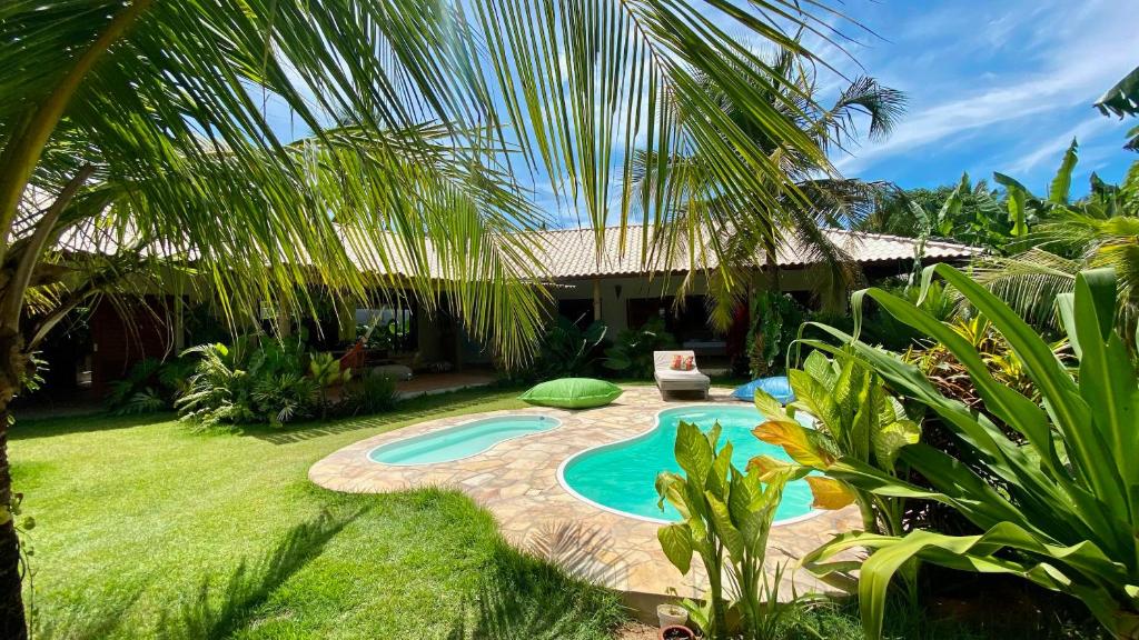 une arrière-cour avec une piscine et une maison dans l'établissement Casa Boa onda - Icaraizinho, à Icaraí