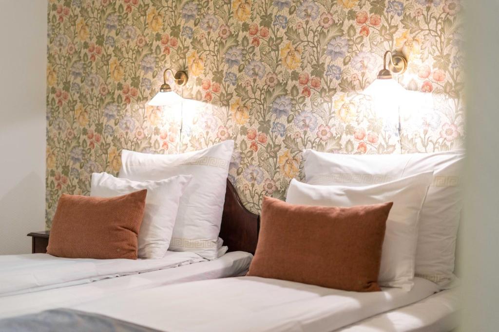 Postel nebo postele na pokoji v ubytování Kronen Gaard Hotel