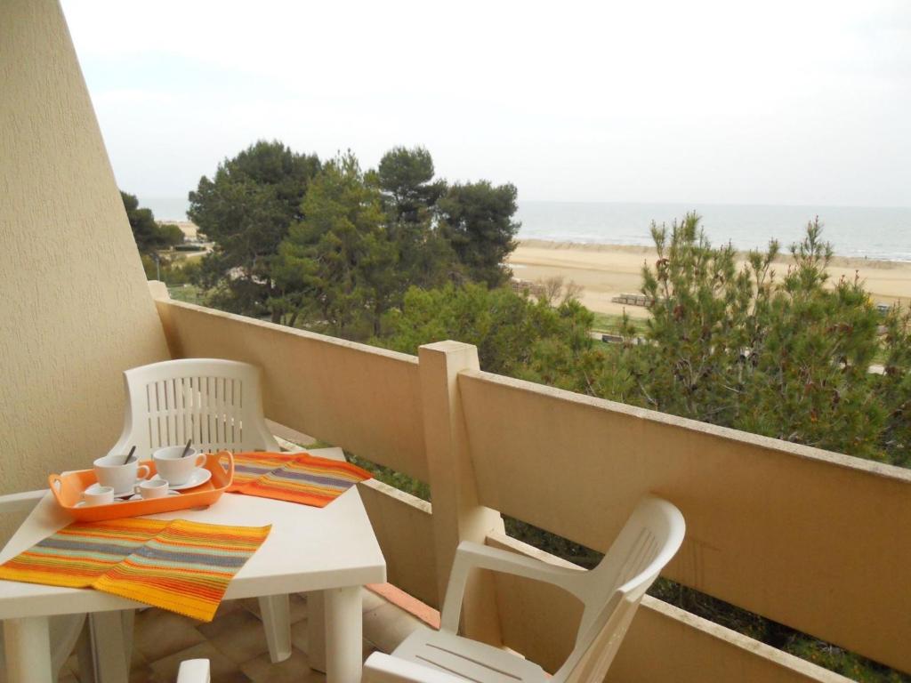 En balkong eller terrasse på Flat with terrace near the beach - Beahost