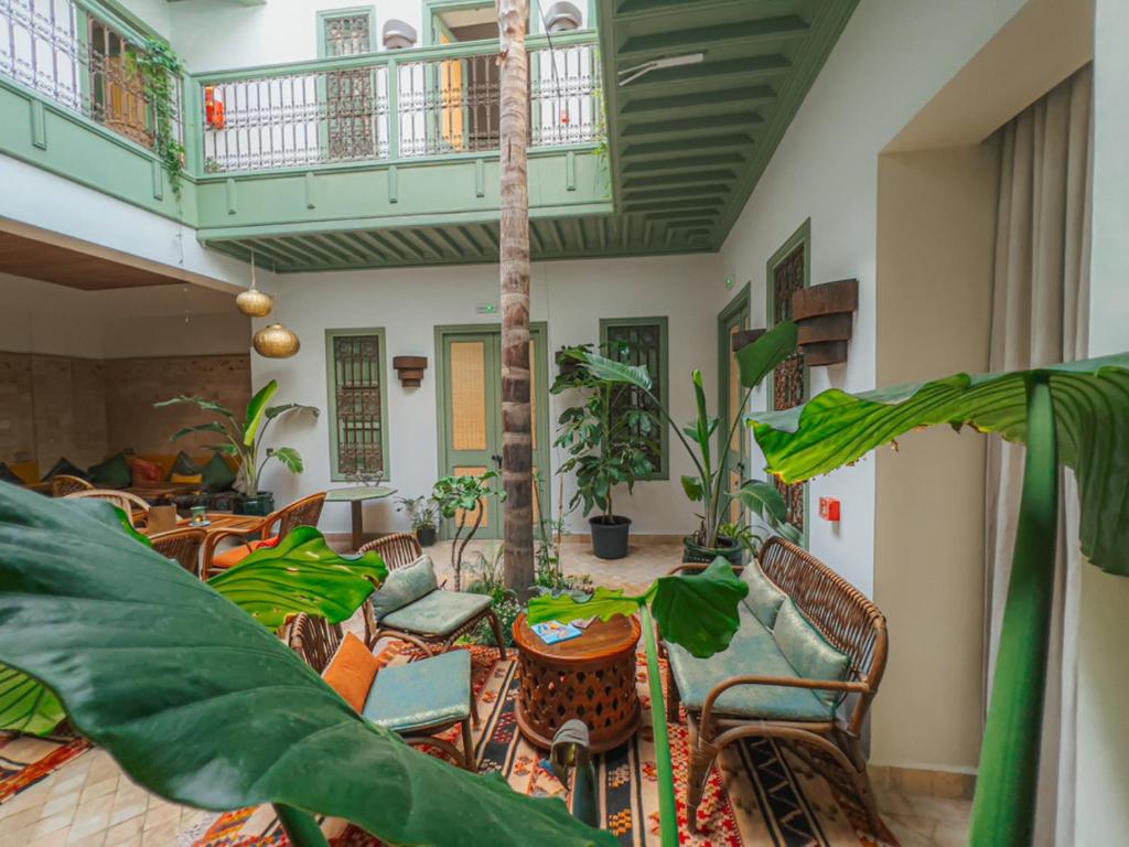 Riad Lalla Mimouna في مراكش: غرفة معيشة مع الكثير من النباتات