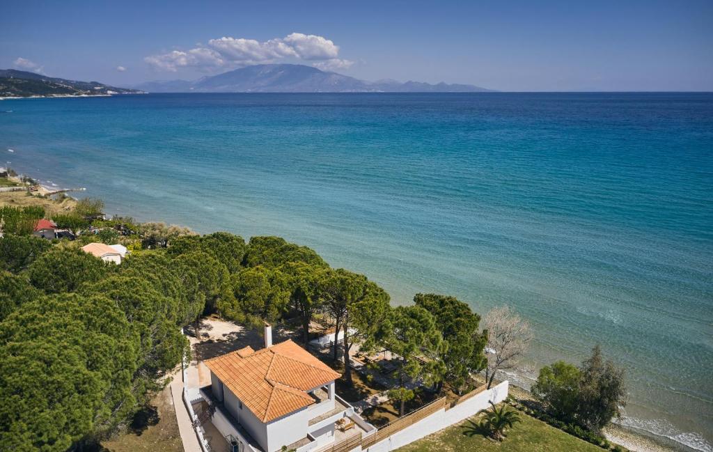 una vista aerea di una casa e dell'oceano di Vera Villa - Brand New Seafront Villa! a Alykes