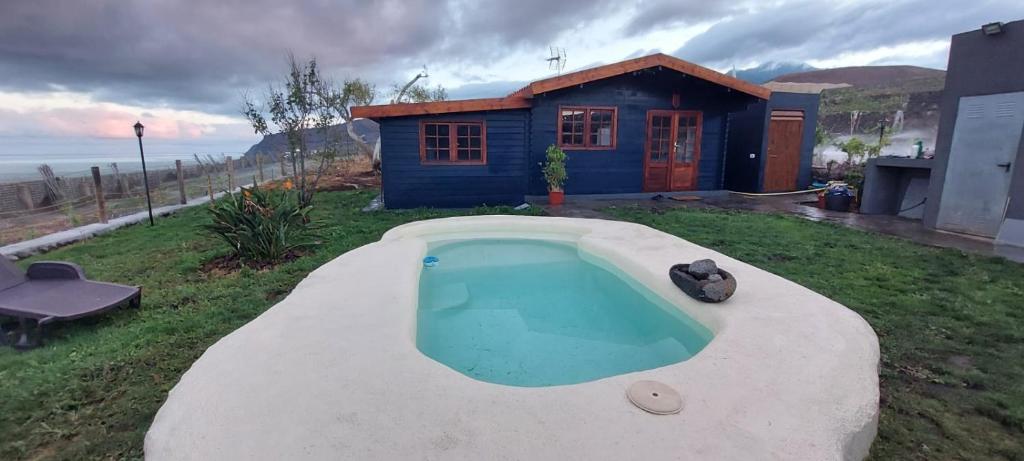 een klein zwembad voor een huis bij Villa Los Guirres in Tazacorte