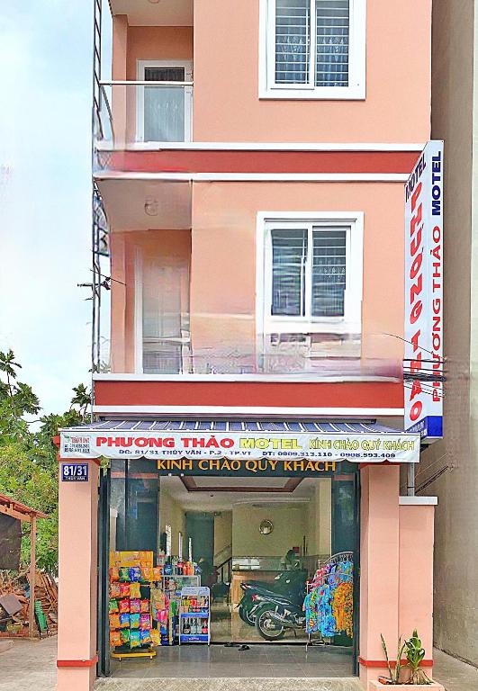 a pink building with a store in front of it at Motel Phương Thảo Phong Tập Thể in Vung Tau