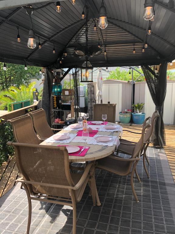 Patio alebo iná vonkajšia časť ubytovania Mobile Home, Camping Le Dattier, Fréjus, South of France