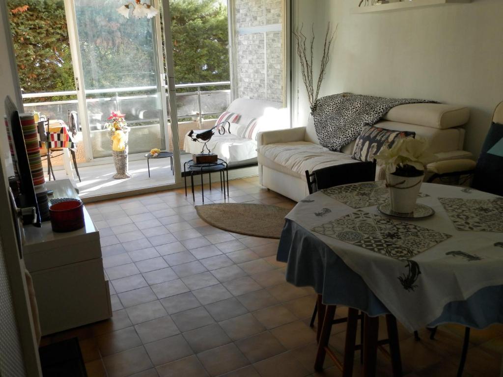 a living room with a couch and a table at Plein soleil in Sanary-sur-Mer