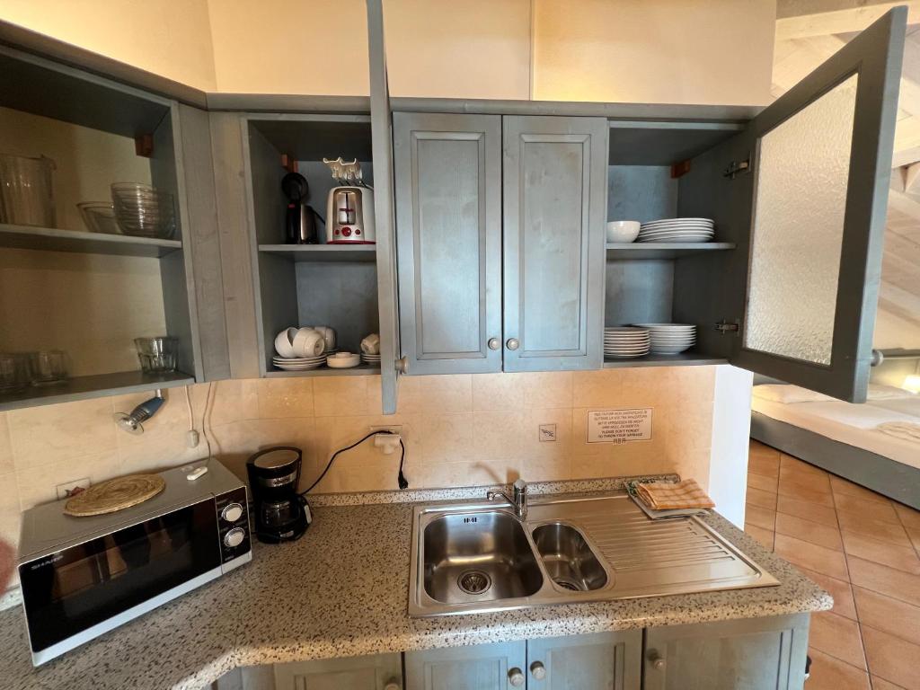 Kuchyňa alebo kuchynka v ubytovaní Studio Apartments Baia Azzurra 7