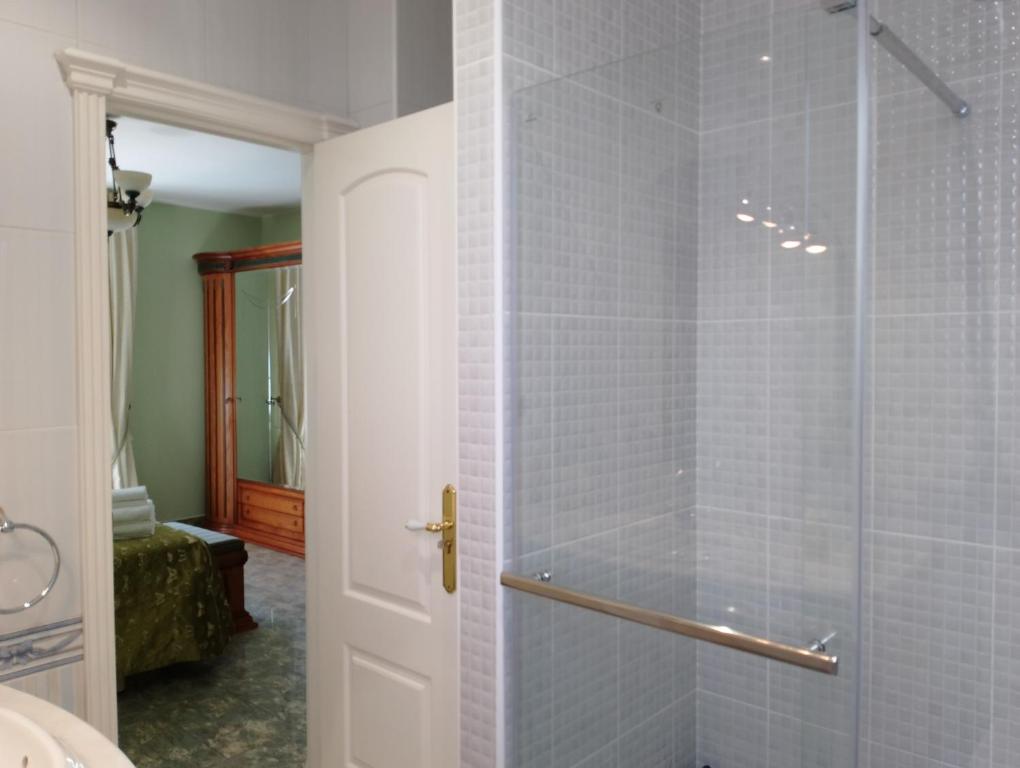 een badkamer met een douche en een glazen deur bij Quevoy in Alcañiz