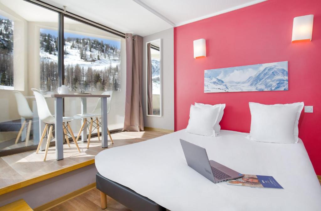 SOWELL RESIDENCES New Chastillon - Studio Met Balkon