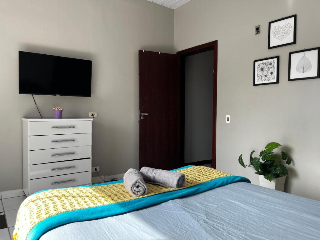 um quarto com uma cama com duas toalhas em Apartamento INTEIRO próximo ao Aeroporto em Marabá