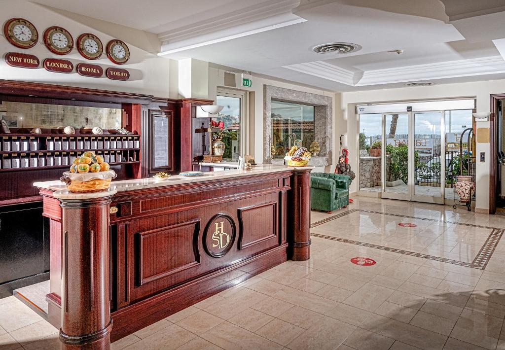 Hotel Sabbie d'Oro في جيارديني ناكسوس: غرفة كبيرة مع بار في المنزل