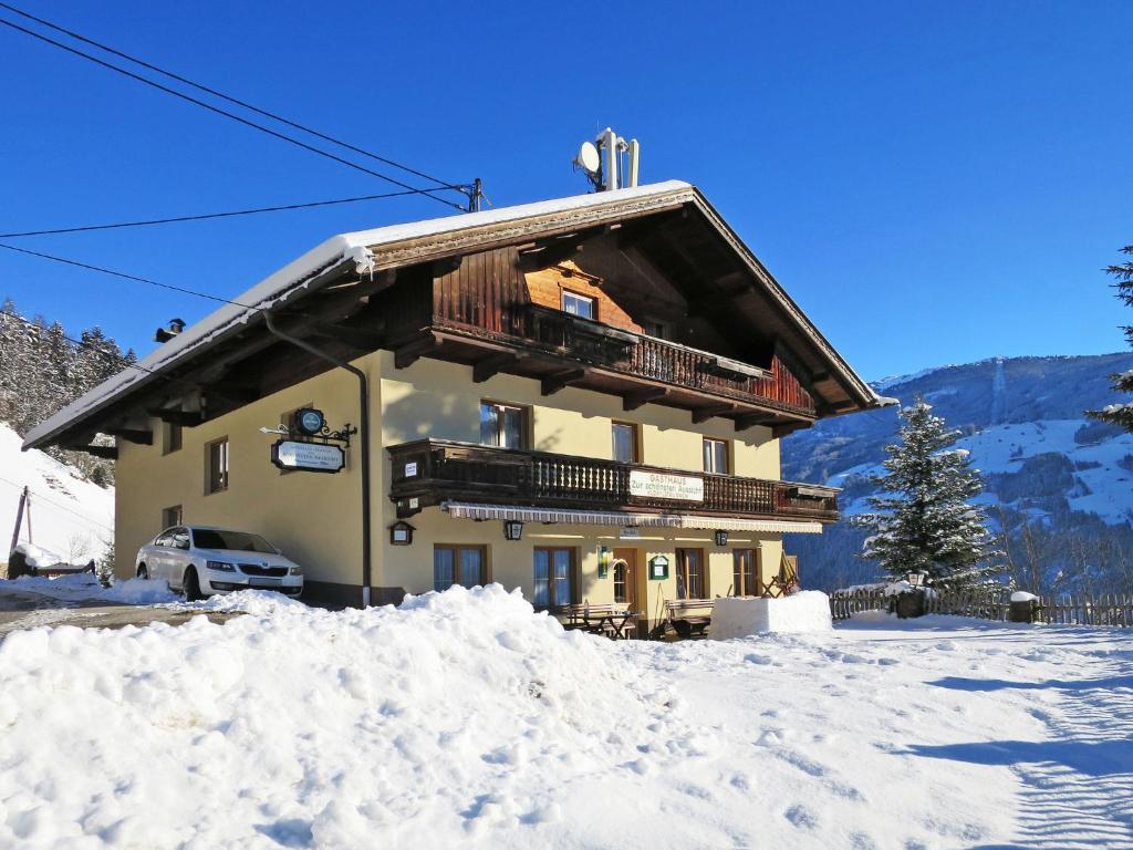ZellbergにあるHoliday Home Zur schönsten Aussicht - ZAZ420 by Interhomeの雪の中のバルコニー付きの家