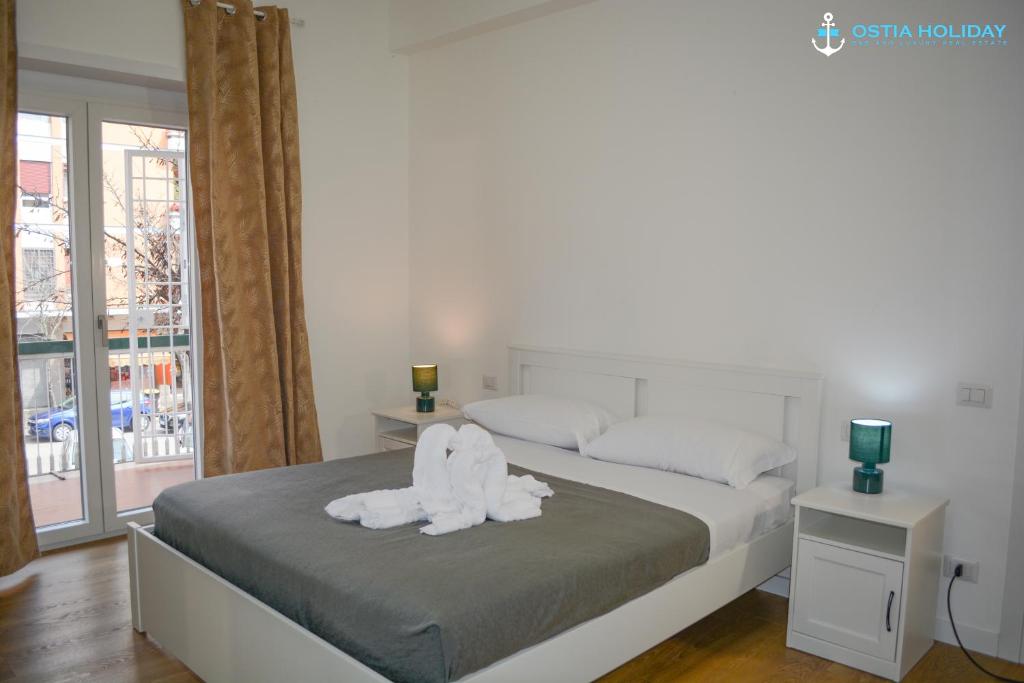 A bed or beds in a room at Ostia Holiday Acton