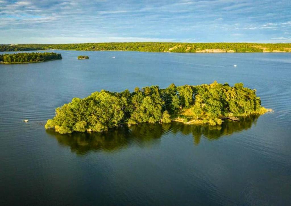 מבט מלמעלה על Escape to Your Very Own Private Island - Just 30 Minutes from Stockholm