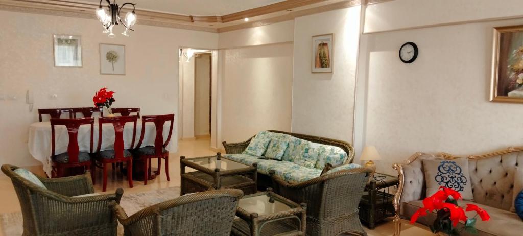 Χώρος καθιστικού στο Afnan Guest- Rehab City