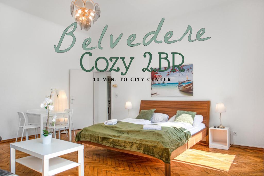 ein Schlafzimmer mit einem Bett und ein Schild, auf dem steht, dass gemütlich ist in der Unterkunft Spacious 2BR Apt. Rennweg - Perfect for Longstays. in Wien
