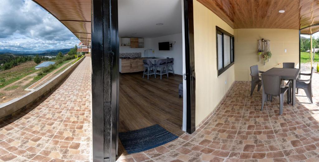 Rõdu või terrass majutusasutuses Chalet Íntimo-Delpilar con zona de Jacuzzi !