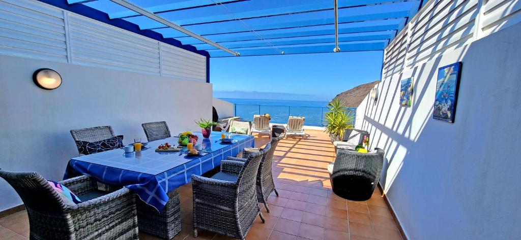 jadalnia ze stołem i krzesłami oraz oceanem w obiekcie Vista Mar, Gran Tarajal w mieście Gran Tarajal