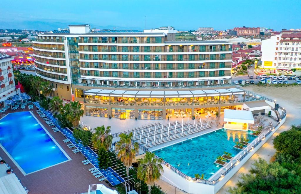 uitzicht op een hotel met een groot zwembad bij SIDE STELLA ELİTE RESORT&SPA in Side
