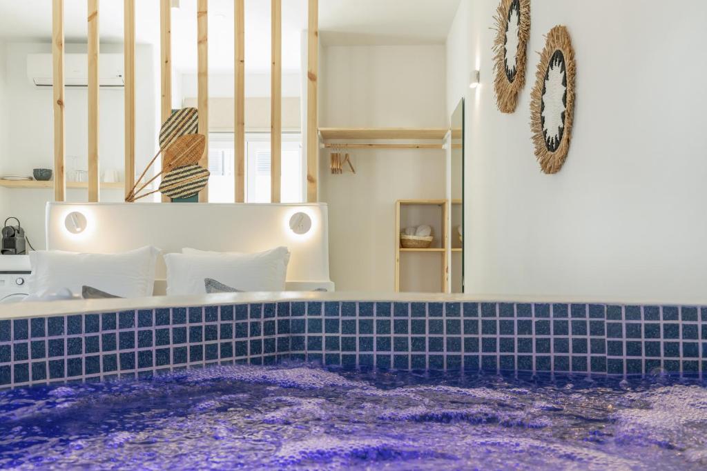 Utopia luxury apartments في ناوسا: غرفة مع مسبح والبلاط الأرجواني على الأرض