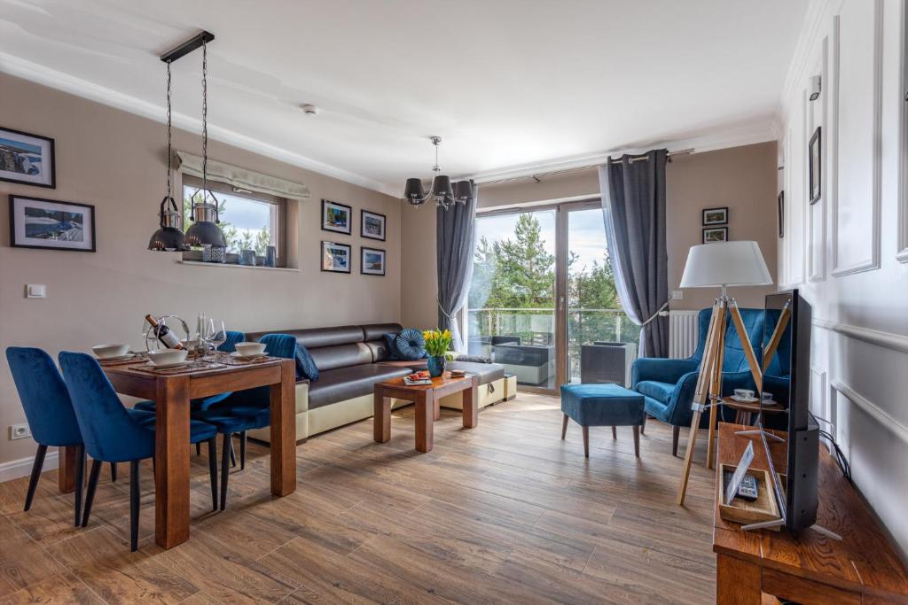 a living room with a couch and a table and chairs at Comfort Studio Stone Hill in Szklarska Poręba