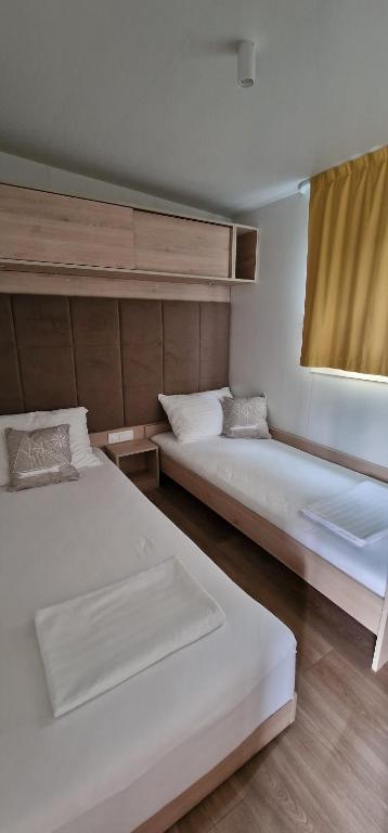 Postel nebo postele na pokoji v ubytování Sweet Dreams mobile home, Terra Park SpiritoS