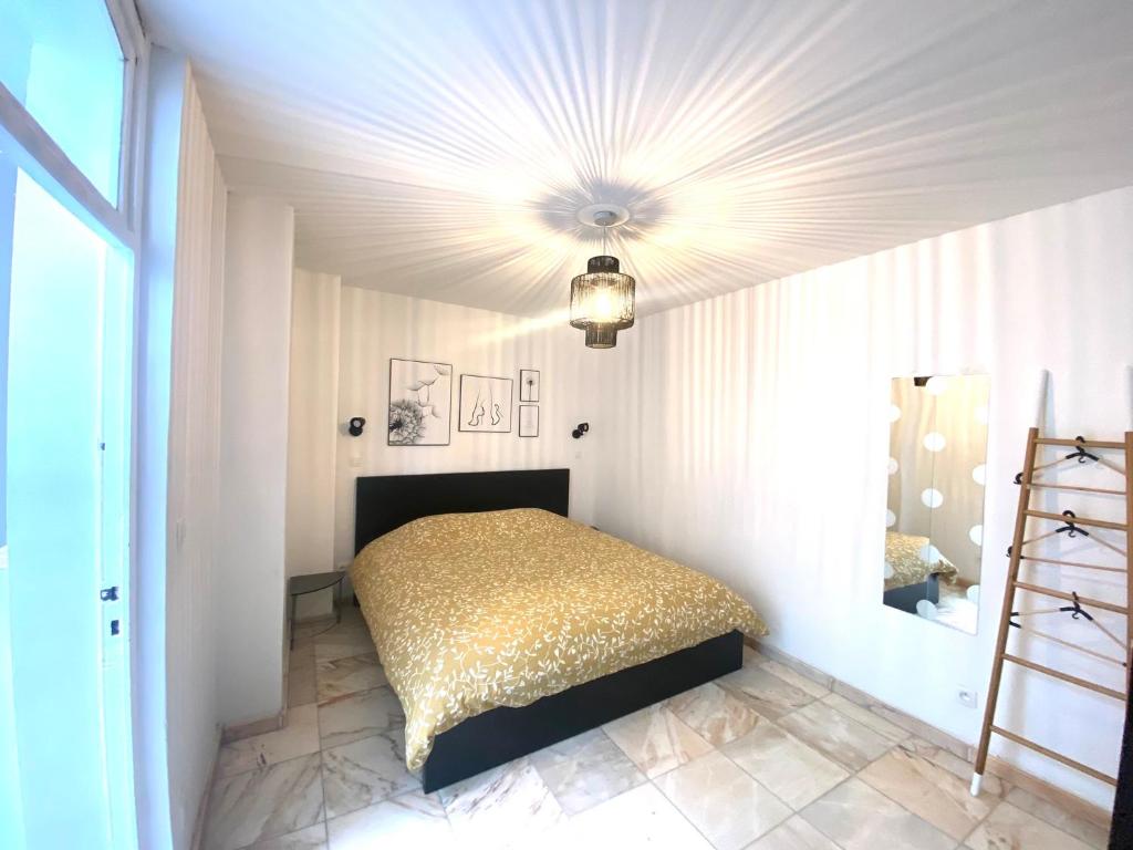 sypialnia z łóżkiem w białym pokoju w obiekcie Au logement mosan w mieście Namur