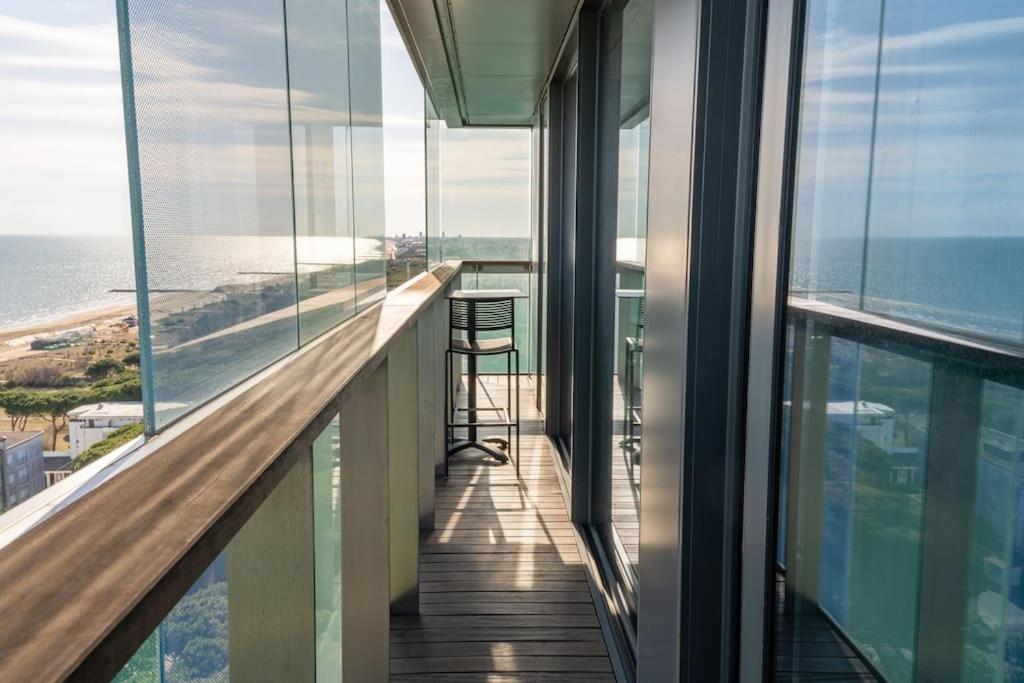 d'un balcon offrant une vue sur l'océan. dans l'établissement Merville 15 piano, à Lido di Jesolo