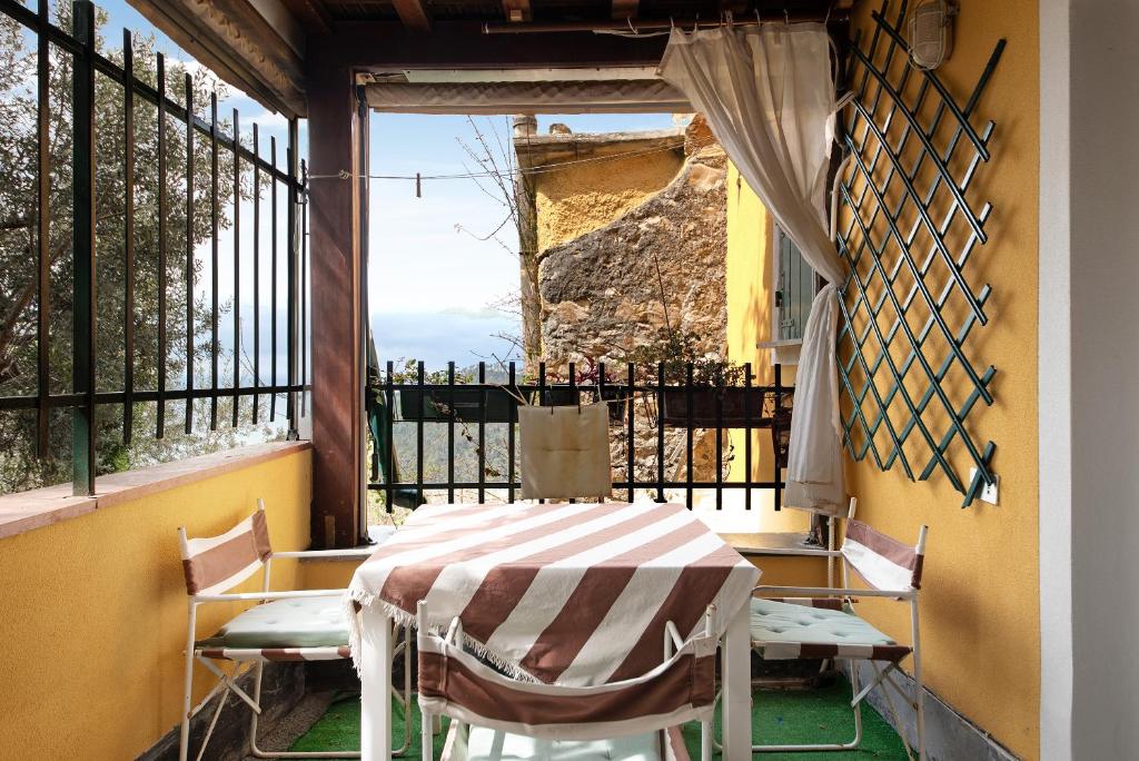 博納索拉的住宿－Alloggio di Charme，窗户客房内的桌椅