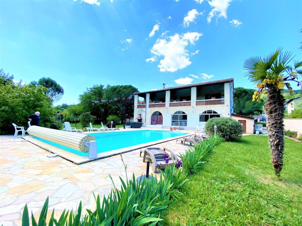 uma casa com piscina num quintal em Gîte et chambres d'hôtes LE MERCOIRE em Aubenas