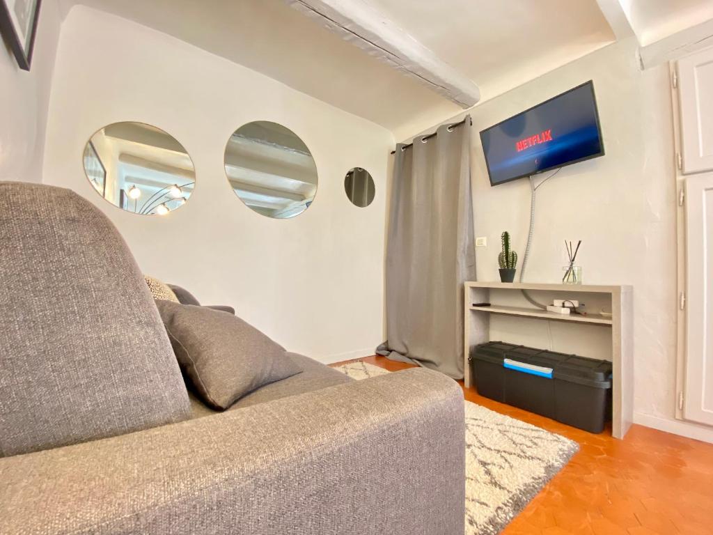 salon z kanapą i telewizorem w obiekcie La Castre By SCLS Locations w Cannes