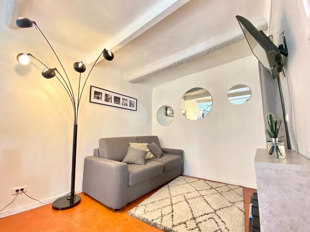 salon z kanapą i lampą podłogową w obiekcie La Castre By SCLS Locations w Cannes