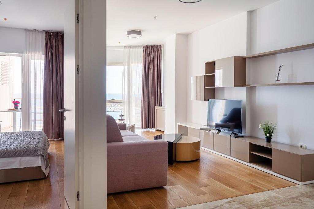 Μια τηλεόραση ή/και κέντρο ψυχαγωγίας στο Sea view Royal Apartments Tre Canne