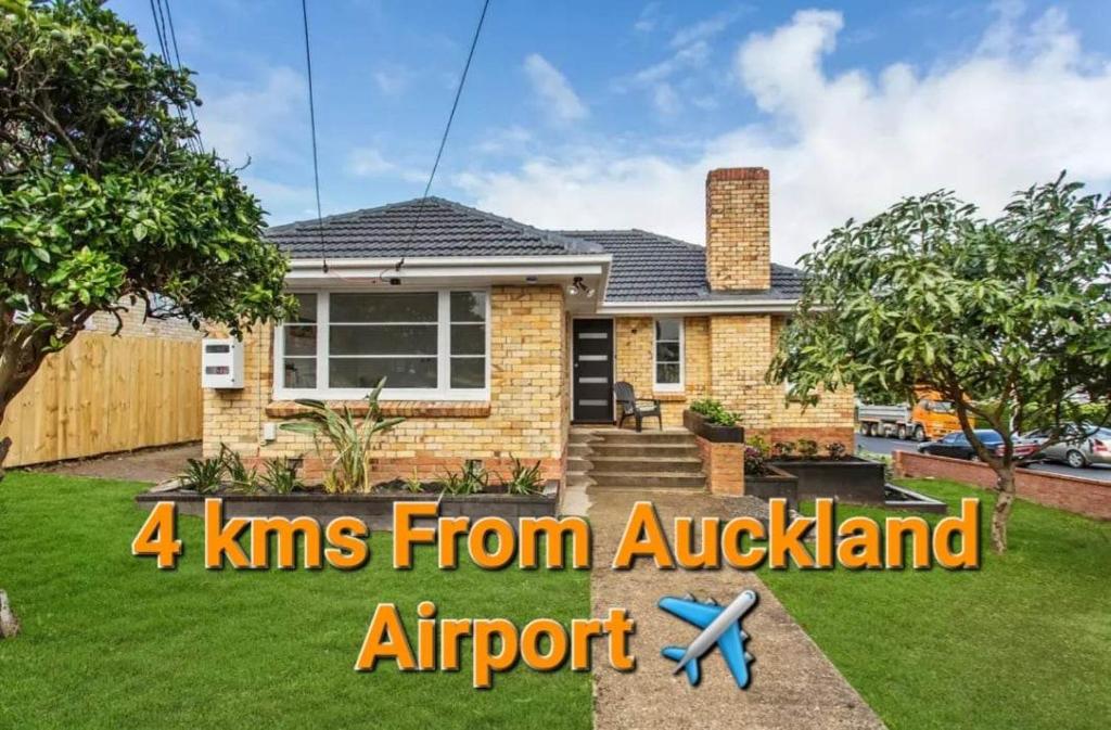 a home with the words from airport airport at Alta House in Auckland